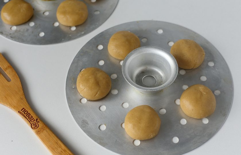 1. Этап. Медовые пряники на пару: Отщипывайте от теста кусочки и формируйте шарики, размером чуть больше грецкого ореха. Все заготовки выложите на некотором расстоянии друг от друга на смазанную маслом решетку пароварки.