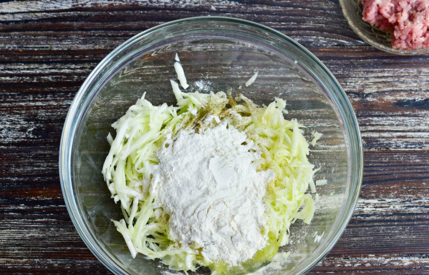 1. Этап. Колдуны из кабачков: Всыпьте муку. Перемешайте.