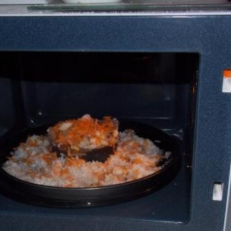 Рыба в микроволновке с луком