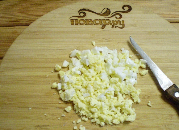 1. Этап. Салат Обезьянка с корейской морковкой: Часть яйца оставьте для глаза, и часть белка для оформления морды. Остальные яйца порежьте кубиками.