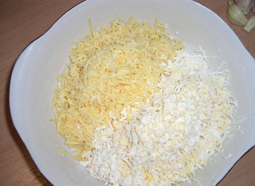 1. Этап. Тарталетки с курицей и сыром: Сыр и отварное яйцо натрите на терке.