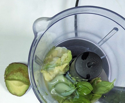 1. Этап. А-ля филиппинский десерт из авокадо: Авокадо очистить от шкурки, нарезать на кусочки, оставив немного для украшения, положить в блендер. Добавить 5-6 листиков базилика, 3 ч. л сгущенки, выжать немного лимонного сока.