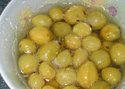 1. Этап. Варенье из крыжовника в микроволновке: 3. На максимальном уровне мощности варим 15-20 минут, периодически открывая и помешивая.