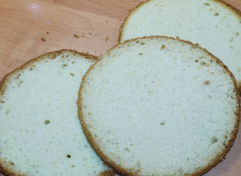 1. Этап. Торт с подтеками: Готовый бисквит остудите и разрежьте на 3-4 коржа.