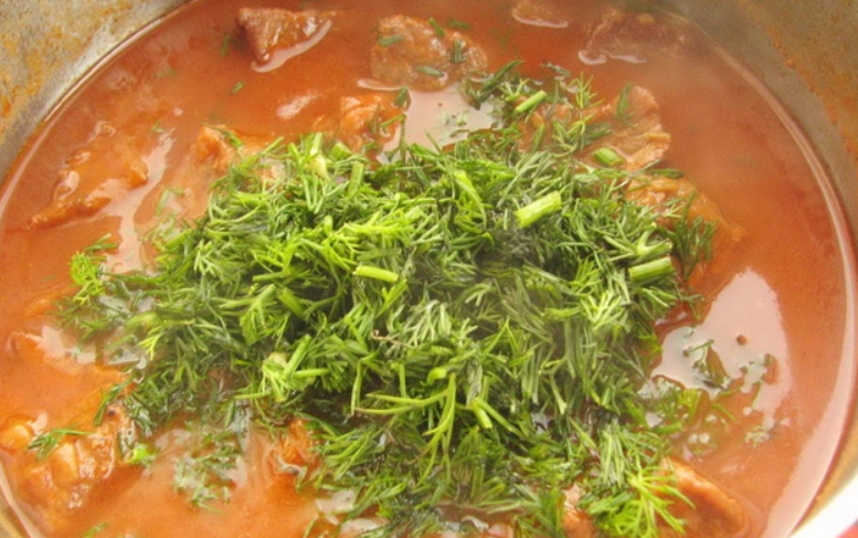 1. Этап. Мясо с фасолью консервированной: Укроп добавьте к мясу и фасоли, через 3 минуты снимите кастрюлю с огня.