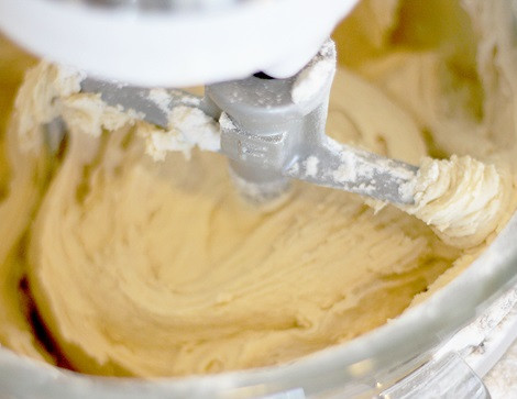 1. Этап. Печенье со сметаной: 4. Сметану соединить с ванильным экстрактом и как следует взбить. Затем постепенно ввести яйца с сахаром и продолжать взбивать.