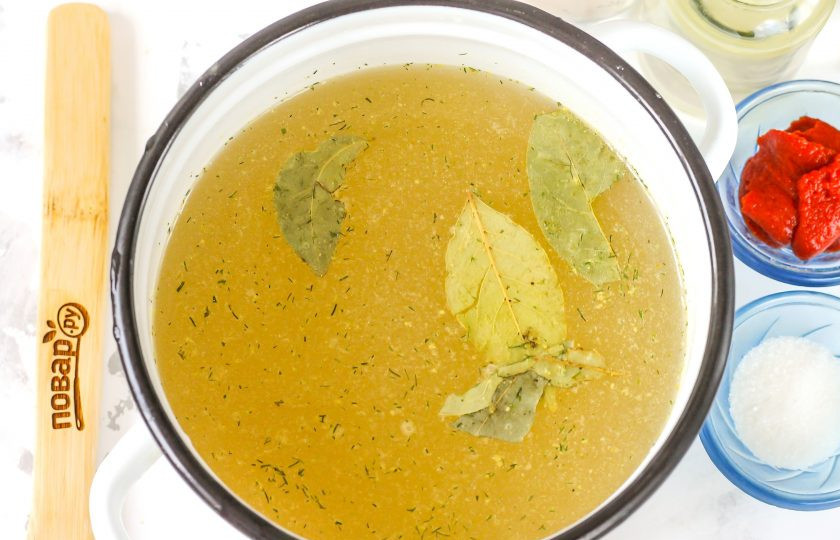 1. Этап. Борщ по ГОСТу: Влейте в емкость бульон и теплую воду, поместите кастрюлю на плиту и доведите ее содержимое до кипения, снимите пену и отварите в течение 15 минут.