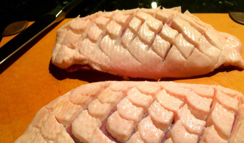 1. Этап. Утиная грудка магре: 1. Грудку разморозим, промоем, чуть отобьем и сделаем вот такие на ней надрезы. Натираем ее с солью, специями и чесноком, пусть маринуется час.