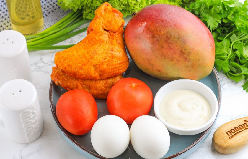 1. Этап. Салат с копченой курицей и манго: Подготовьте указанные ингредиенты. Куриные яйца отварите заранее в течение 12 минут и остудите в ледяной воде.