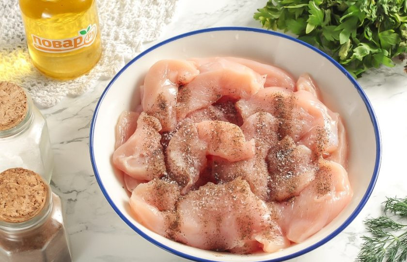 1. Этап. Наггетсы на сковороде: Всыпьте соль и молотый черный перец, аккуратно все перемешайте. Можно добавить различные пряности и приправы.