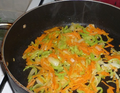 1. Этап. Гуляш из курицы с подливкой: На другой сковороде обжариваем лук, морковь и перец.