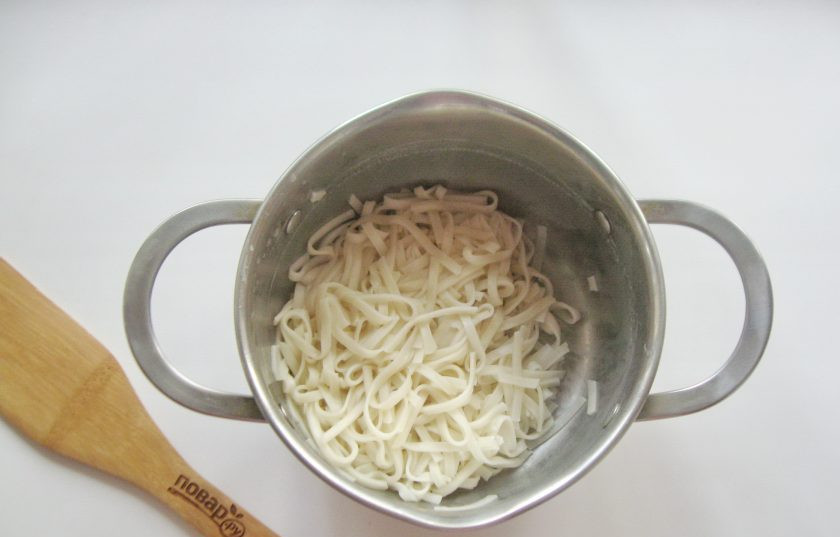 1. Этап. Корейская окрошка Кукси: Лапшу выложите в кастрюлю с кипящей, подсоленной водой. Варите по инструкции на упаковке. После воду слейте.