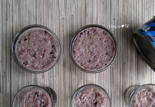 1. Этап. Веррины Тунец и манго: Выложите паштет в 3-5 небольших стаканчиков или стопочек.