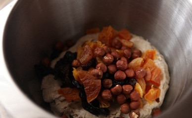 1. Этап. Хлеб с сухофруктами и орехами: Добавляем к тесту сухофрукты и орехи. Можно орехи добавить целыми, а можно немного измельчить.