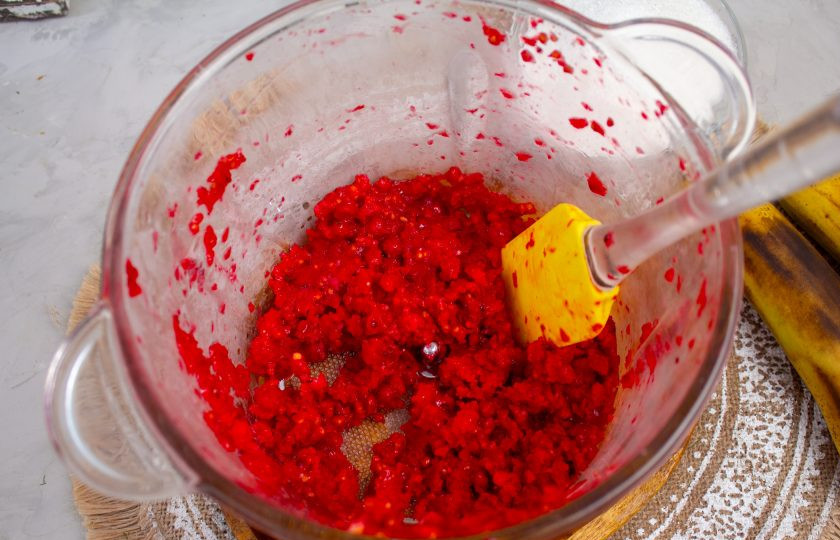 1. Этап. Красная смородина с бананом на зиму: Ягоды смородины поместите в чашу блендера и измельчите в однородное пюре.