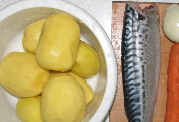 1. Этап. Скумбрия в духовке с картофелем: Чистим и моем овощи, а рыбу размораживаем, если она у вас мороженная.