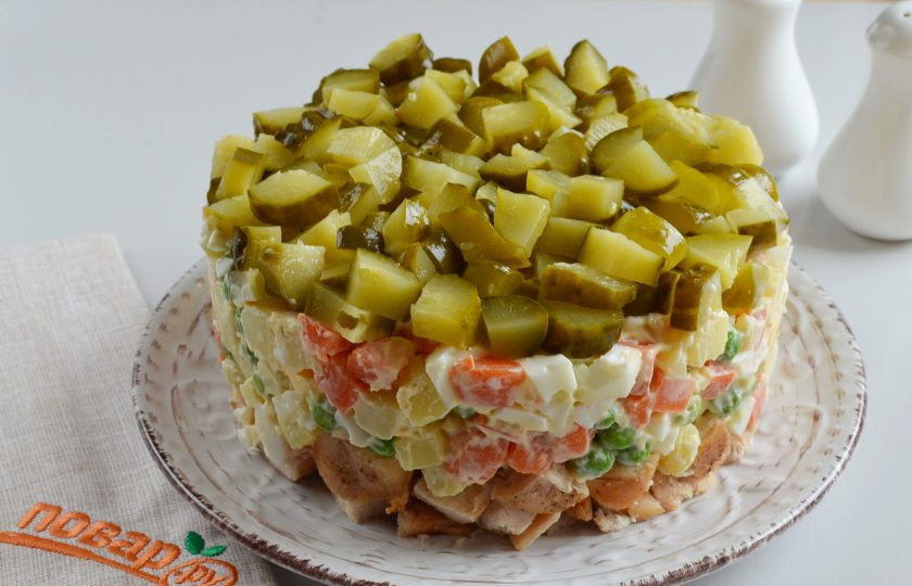 1. Этап. Слоеный салат из курицы: Снимите осторожно сервировочное кольцо. Салат готов!