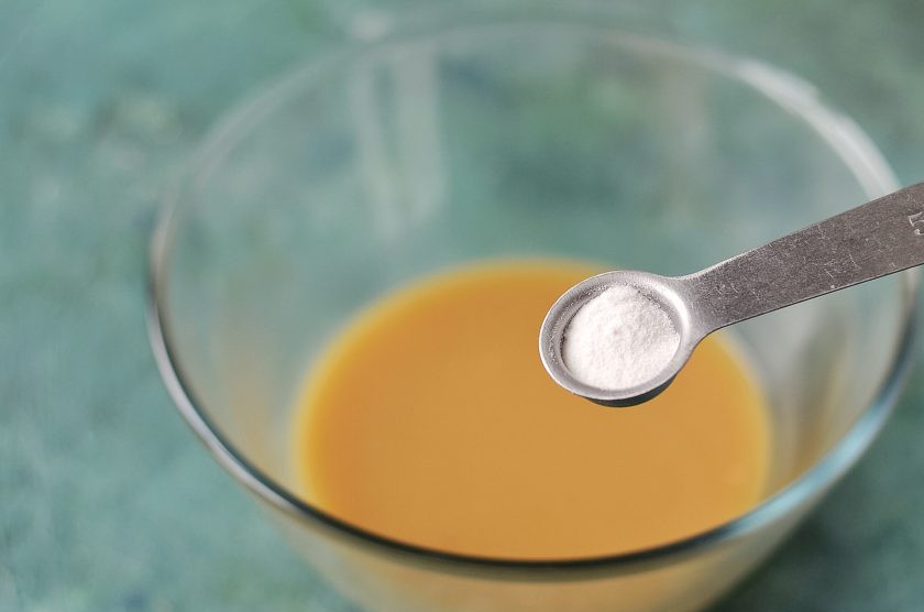 1. Этап. Постный медовик: Перелейте в миску, добавьте соду, перемешайте.