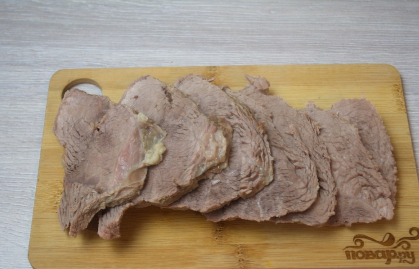 1. Этап. Мясо под соусом сметанным: Отварное мясо нужно остудить и нарезать острым ножом на пластины.