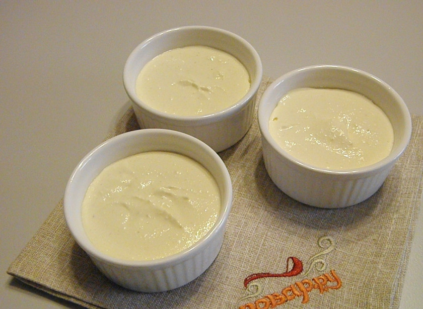 1. Этап. Творожная запеканка в формочках: Разложите по формочкам творожную массу, отправьте её в горячую духовку на 30 минут. Температура запекания - 180 градусов. Не заполняйте формочки до самого верха.