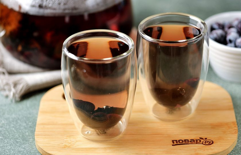 1. Этап. Зеленый чай с голубикой: Разлейте зеленый чай с голубикой по чашкам или стаканам и подавайте к столу.