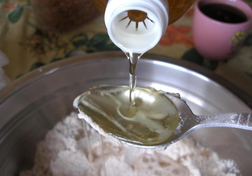 1. Этап. Здоровый хлеб: Затем добавьте соль и масло.