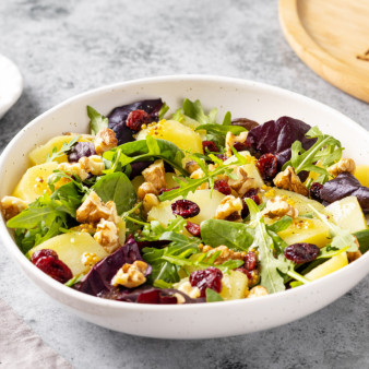 Картофельный салат с клюквой и орехами