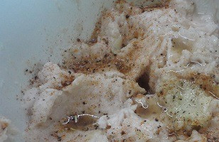 1. Этап. Пюре из белой фасоли по-румынски: С готовой фасоли слейте жидкость (ее можно будет использовать для приготовления супов и соусов) и удалите лук, морковь и лавровый лист. Фасоль превратите в пюре. Кунжут смолоть в кофемолке, чеснок растереть в ступке с солью и все это добавить к фасоли. Сюда же добавить сок лимона, кунжутное масло, свежемолотый черный перец, при необходимости соль. Перемешать.