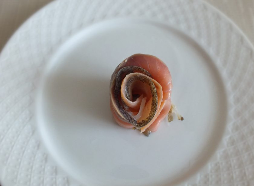 1. Этап. Рыбная нарезка: Возьмите блюдо/тарелку, установите в центр полученный рулетик. Расправьте края, чтобы напоминало 