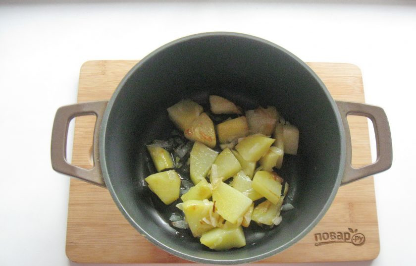 1. Этап. Суп Пашкет: В кастрюлю или казанок выложите картофель с луком.