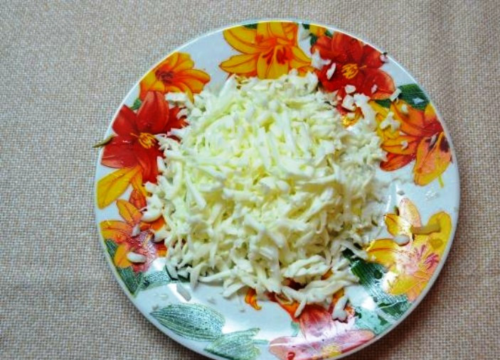 1. Этап. Диетический оливье: Белки также натрите на терке.