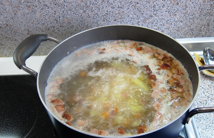 1. Этап. Солянка с маслинами и лимоном: Теперь добавьте к картофелю в кастрюлю колбасу, морковь, лук и колбасные изделия. Варите до готовности картофеля.