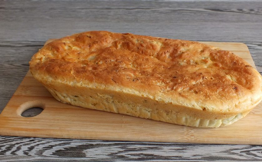 1. Этап. Хлеб с сельдереем: По истечении времени достаньте хлеб из духовки, переложите на доску и хорошо охладите.