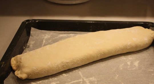 1. Этап. Рулет голландский: 6. Заклеить края, чтобы начинка не выпадала. Выложить на противень, застеленный пергаментом для выпечки.