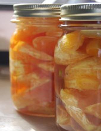 1. Этап. Компот из апельсинов: Закатанные банки переворачиваем и накрываем теплым одеялом и оставляем так на сутки.