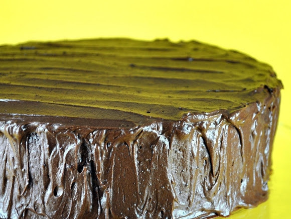 1. Этап. Мокрый торт: Остывший бисквит смажьте ганашем. Можно подавать торт к столу. Приятного чаепития!