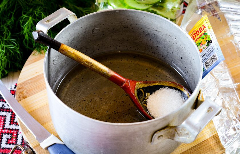 1. Этап. Салат из переросших огурцов на зиму без стерилизации: Затем воду слейте с огурцов - приготовьте маринад. Всыпьте соль, сахар, влейте уксус и закипятите маринад.