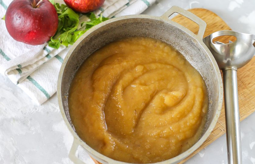 1. Этап. Яблоки на зиму для детей: Отпюрируйте всю массу погружным блендером, превращая ее в пюре. Ошпарьте банки и крышки кипятком или простерилизуйте любым удобным образом. Яблочное пюре верните в казан, если измельчали его в другой емкости, доведите до кипения.