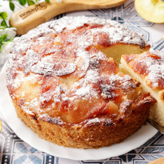 Шарлотка с яблоками в аэрогриле