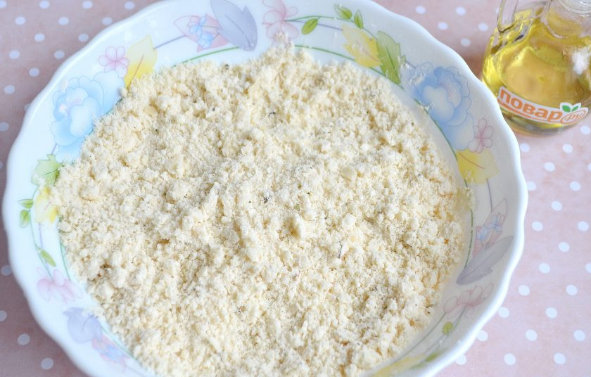 1. Этап. Булочки-косички: 3. Влейте растительное масло (оливковое), руками перетрите, чтобы получилась мелкая крошка.