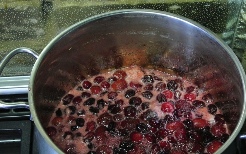 1. Этап. Варенье из замороженной клюквы: 3. Снимаем пену, пробуем на сахар. Аккуратно мешаем.