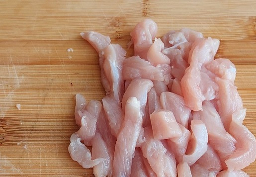 1. Этап. Брокколи с курицей в сырно-сливочном соусе: Куриное филе помыть, нарезать произвольно.