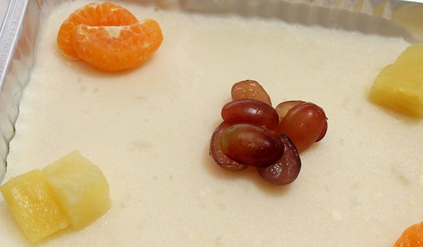 1. Этап. Торт из творога без выпечки: 8. Застывший полностью торт можно сверху украсить свежими или консервированными фруктами, орехами или шоколадом.