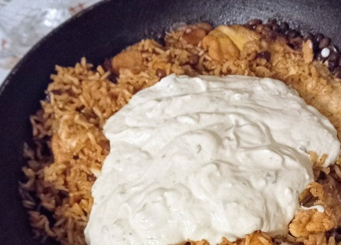 1. Этап. Фруктово-ореховый пилав с соусом тахини: Сверху выложите соус тахини. Подавать с любимой зеленью. У меня была мята. Приятного аппетита.)