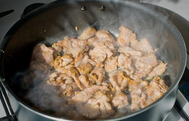 1. Этап. Мясо по-монгольски: Нагреваем на плите сковороду с небольшим количеством масла и обжариваем мясо на небольшом огне до красивой корочки.