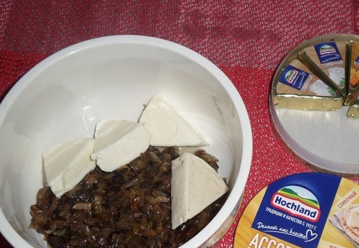 1. Этап. Запеченная скумбрия с овощами и сыром: В миску выкладываем обжаренные грибы с луком и чесноком. Добавляем плавленый сыр.