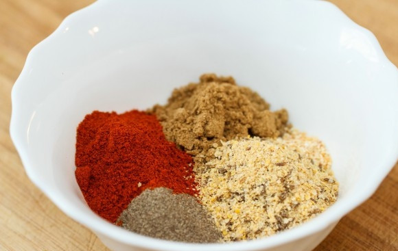 1. Этап. Итальянская домашняя салями: Смешайте все специи, сахар и декстрозу.