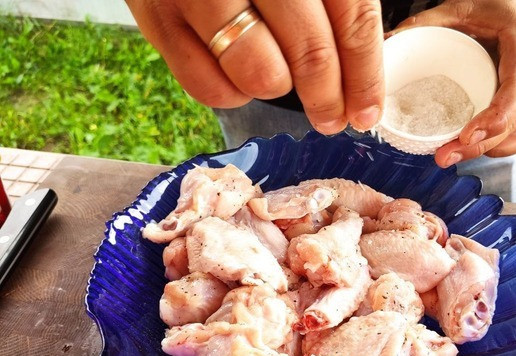 1. Этап. Хрустящие крылышки в остро-сладком соусе: Слегка посолить и поперчить по вкусу. Хорошо перемешать.