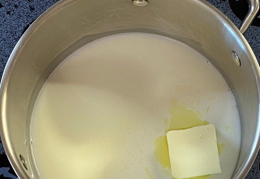 1. Этап. Рулет Карпатка: В сотейнике с толстым дном, подогрейте молоко и растопите сливочное масло, перемешайте.