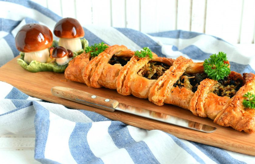 1. Этап. Быстрый пирог с маслятами: Выпекайте при 180 градусах минут 20-25. Готовому пирогу дайте немного остыть и подавайте теплым.